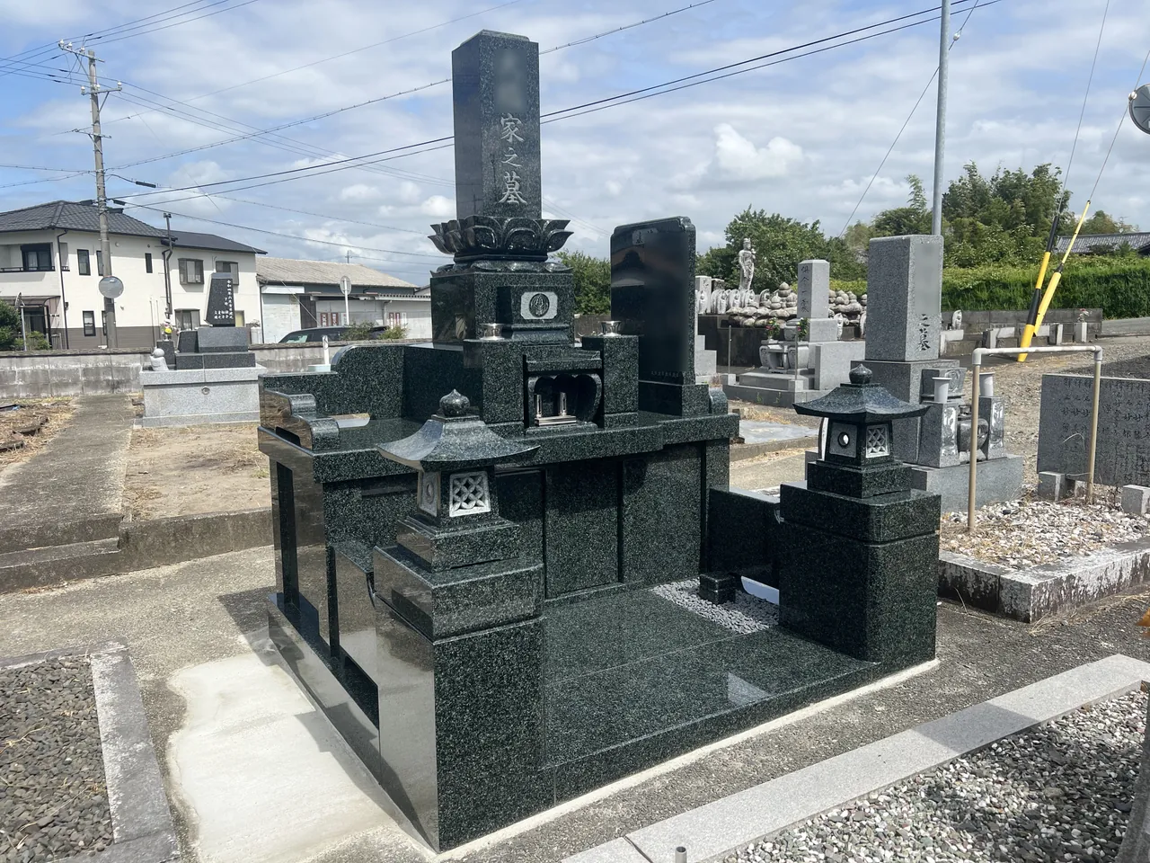 蓮華台と灯籠を備えた和型墓石の施工例