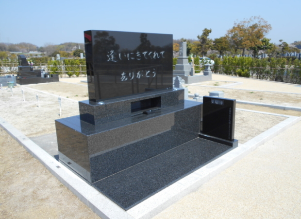 黒御影石を使用したデザイン墓石の施工例