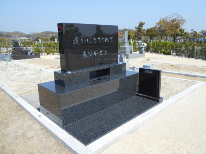 黒御影石を使用したデザイン墓石の施工例