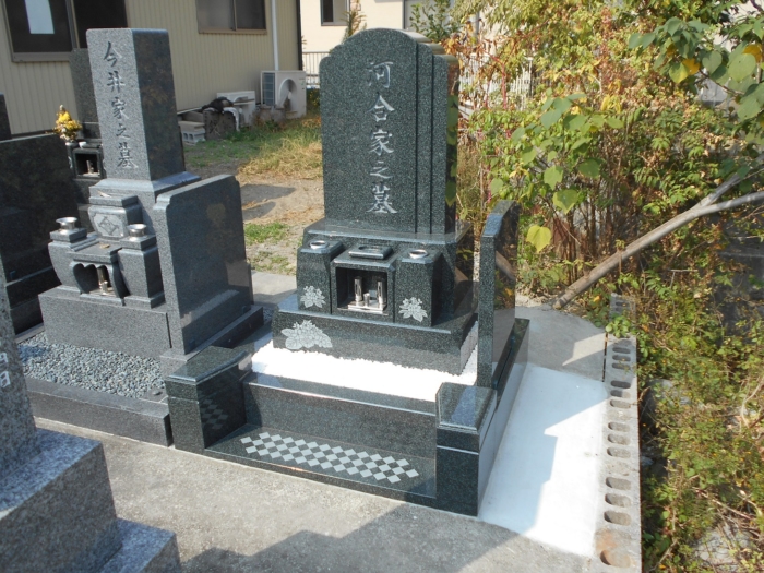 緑系御影石を使用した和洋型墓石の施工例