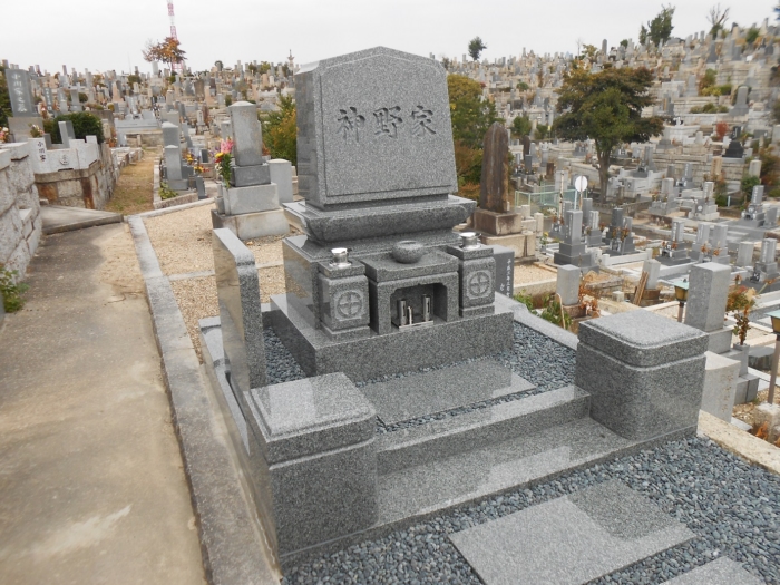 グレー系御影石を使用したデザイン墓石の施工例