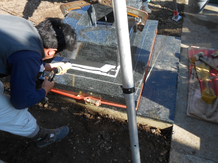 墓石施工風景・耐震ボンド