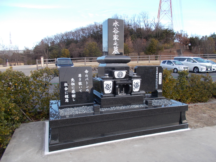 黒御影石を使用した和型墓石の施工例