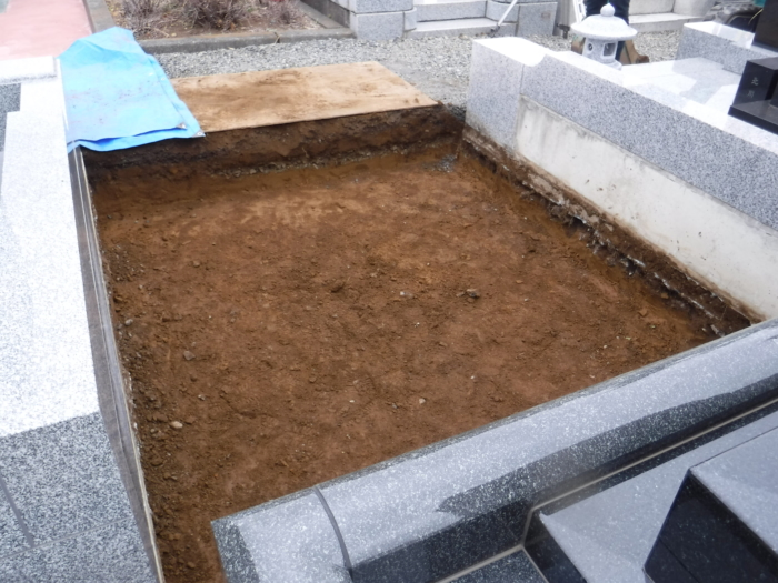 お墓の基礎工事